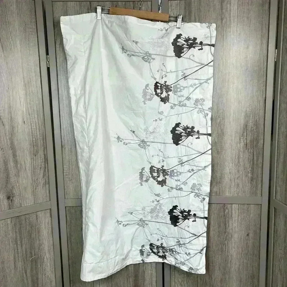 Margaret Muir 2 Pillow Shams White Floral Embroidery 26" x 23" - Picture 2 of 8